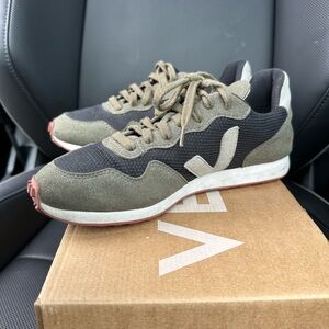 Veja Green and Black Sneakers Retro-Inspired Design size 8 women’s
